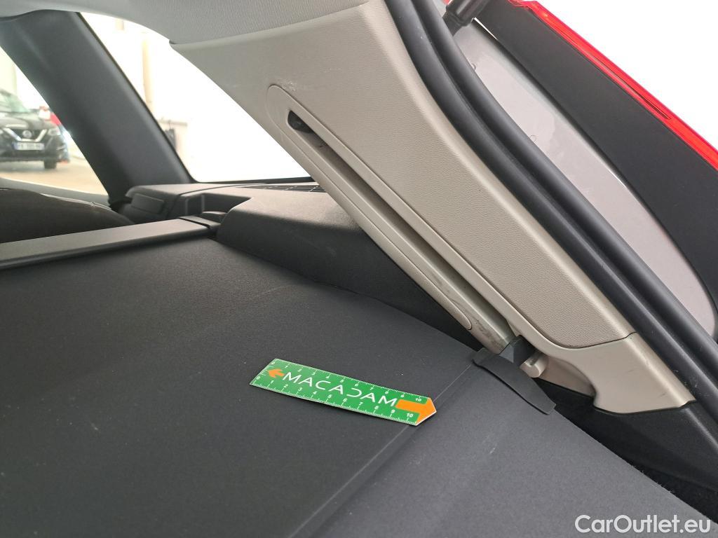  Volvo  XC60 VOLVO  / 2021 / 5P / SUV B4 197 GearTronic 8 Momentum #26