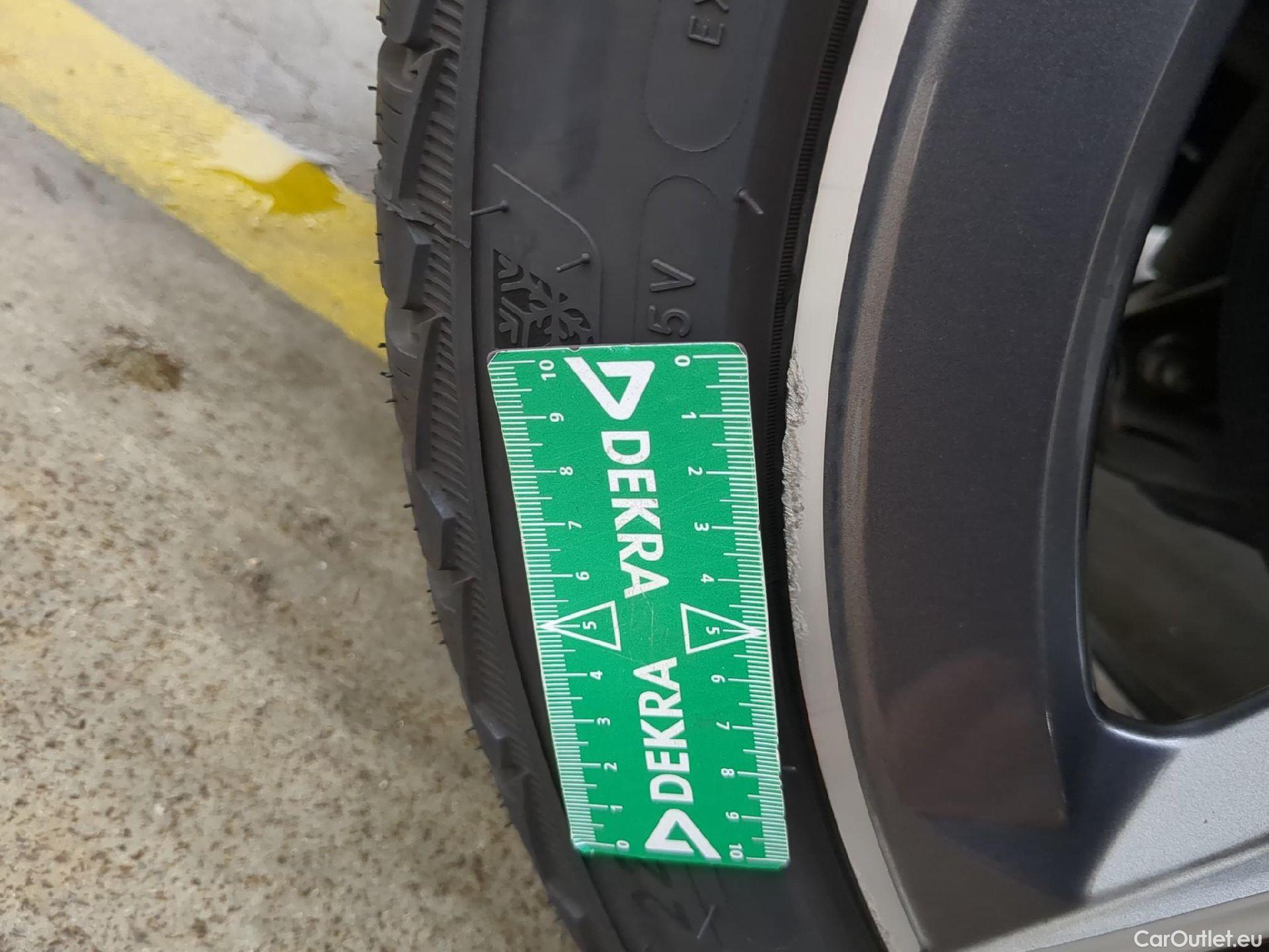  Mercedes  A-Klasse MERCEDES-BENZ Classe A Compact / 2022 / 5P / Berline A 200 AMG Line 7G-DCT #4