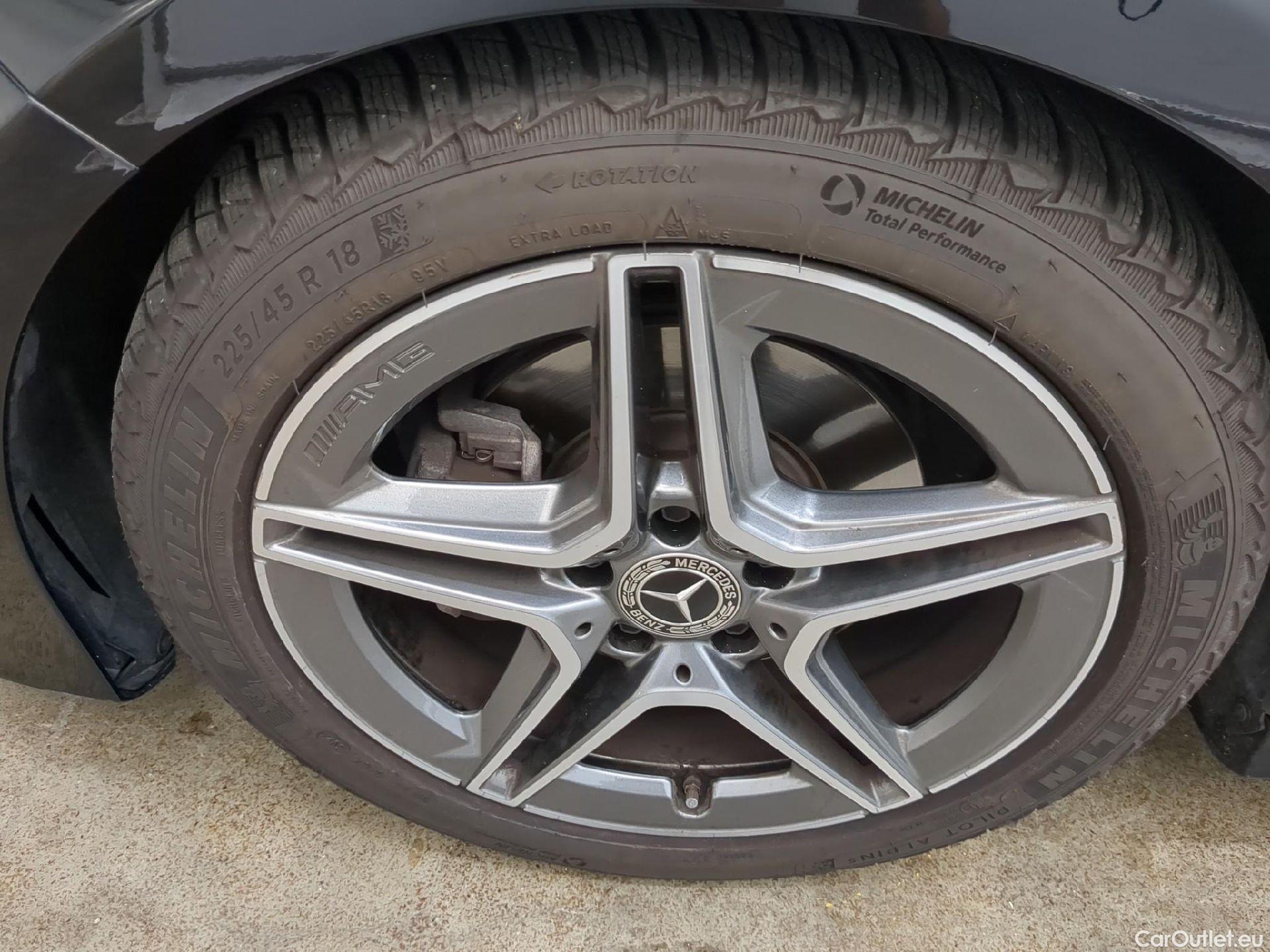  Mercedes  A-Klasse MERCEDES-BENZ Classe A Compact / 2022 / 5P / Berline A 200 AMG Line 7G-DCT #1