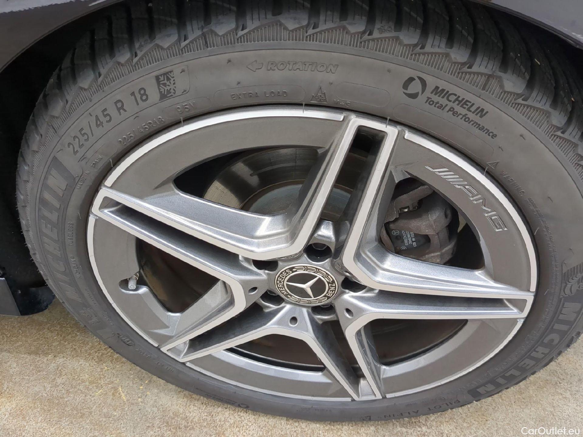  Mercedes  A-Klasse MERCEDES-BENZ Classe A Compact / 2022 / 5P / Berline A 200 AMG Line 7G-DCT #2