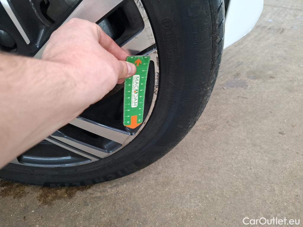  Peugeot  208  Allure Pack 1.2 PureTech 100CV BVA8 E6d #36