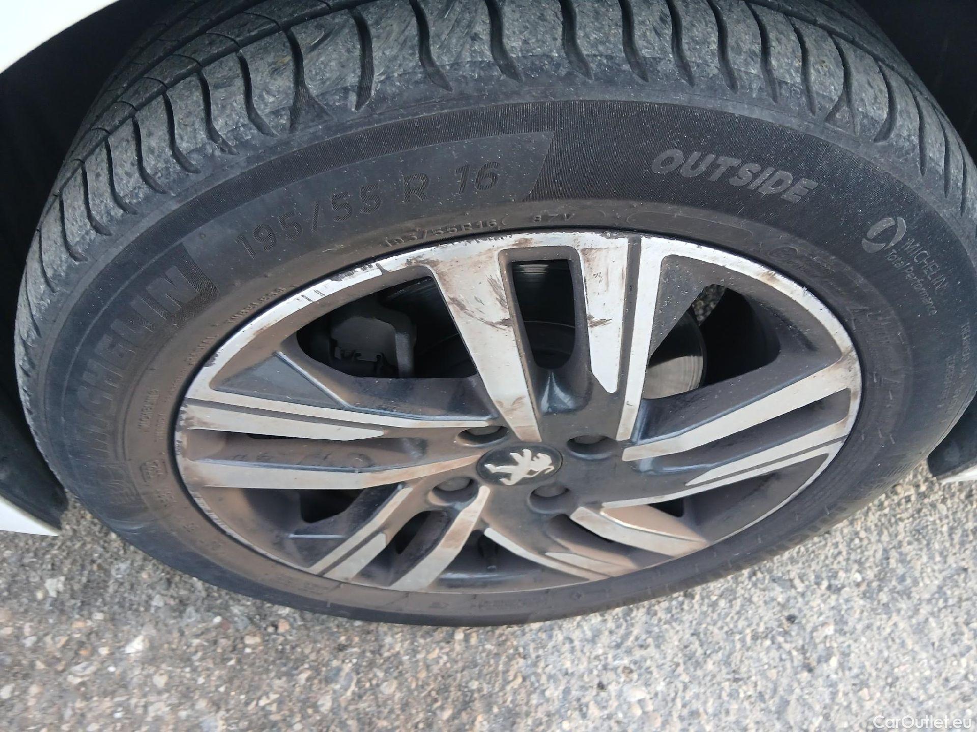  Peugeot  208 PEUGEOT  / 2019 / 5P / berlina con portón PureTech 73kW (100CV) Allure (AC) #6