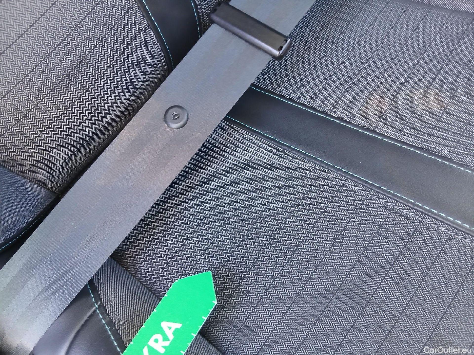  Peugeot  2008 PEUGEOT  / 2019 / 5P / todoterreno Allure Pack Puretech 130 S&S EAT8 (AC) #28