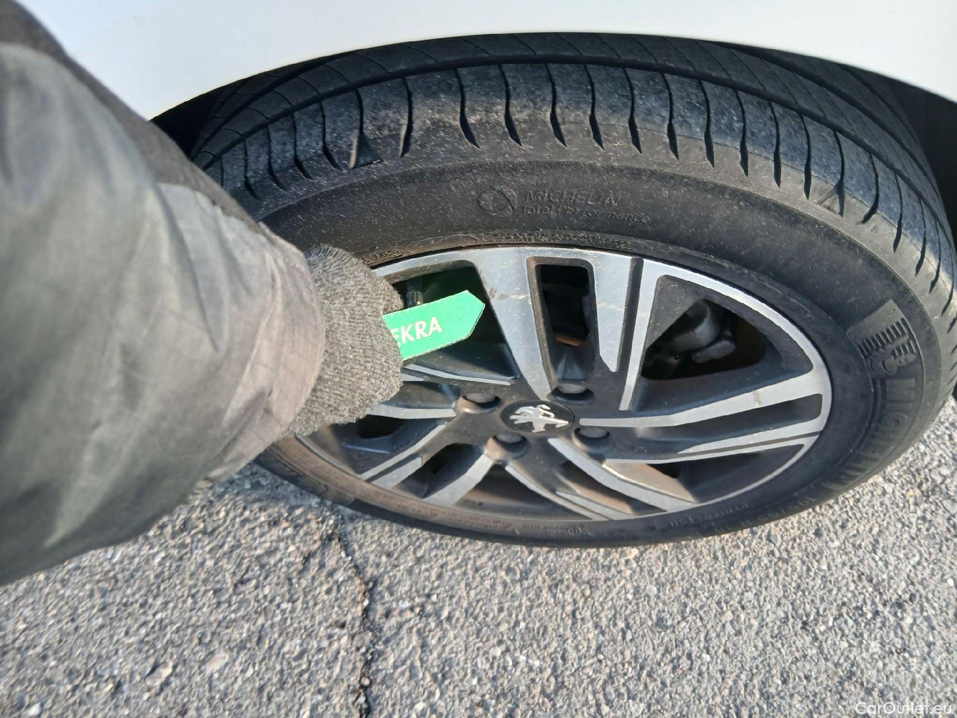  Peugeot  208 PEUGEOT  / 2019 / 5P / berlina con portón PureTech 73kW (100CV) Allure (AC) #18