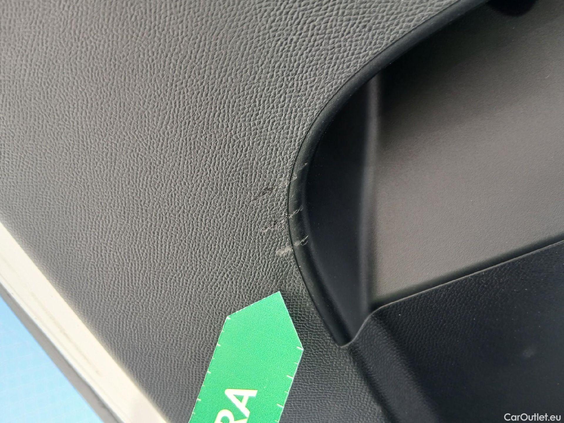  Peugeot  2008 PEUGEOT  / 2019 / 5P / todoterreno Allure Pack Puretech 130 S&S EAT8 (AC) #25