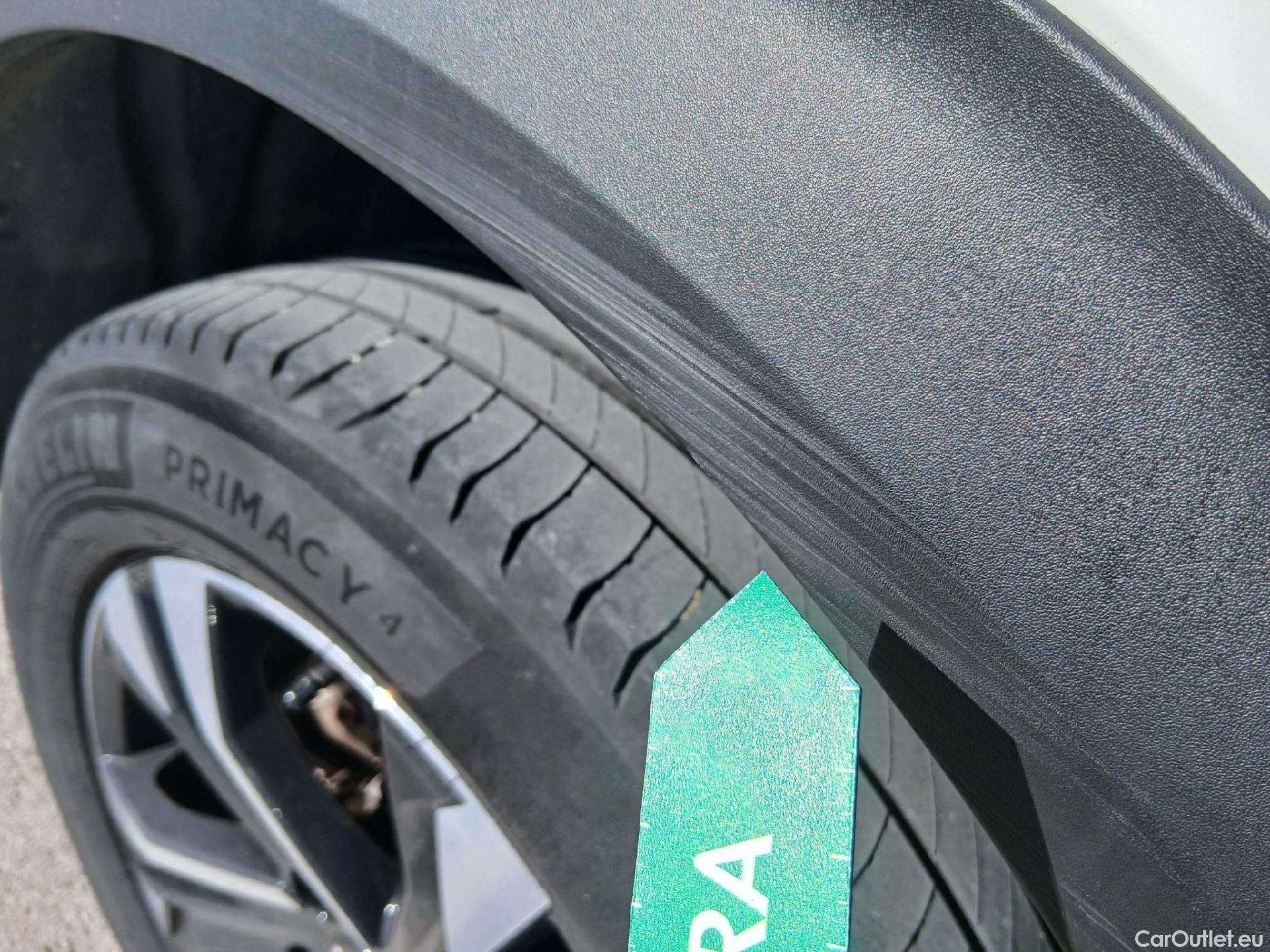  Peugeot  2008 PEUGEOT  / 2019 / 5P / todoterreno Allure Pack Puretech 130 S&S EAT8 (AC) #33