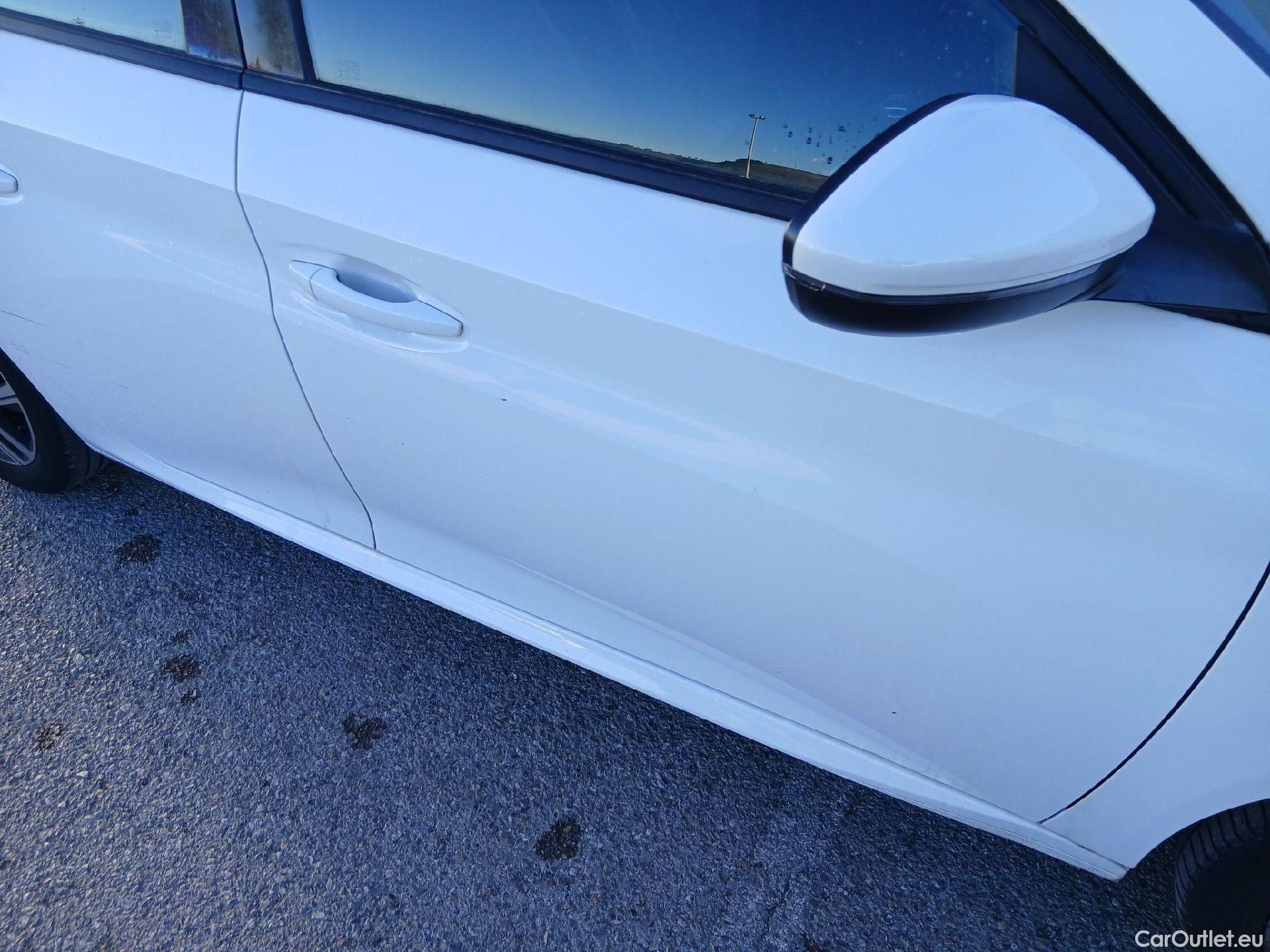  Peugeot  208 PEUGEOT  / 2019 / 5P / berlina con portón PureTech 73kW (100CV) Allure (AC) #32