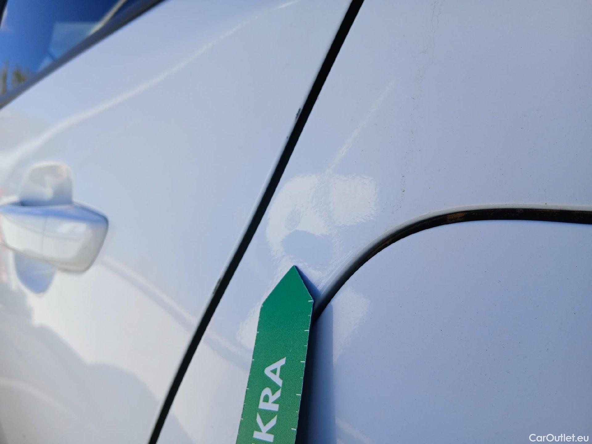  Peugeot  2008 PEUGEOT  / 2019 / 5P / todoterreno Allure Pack Puretech 130 S&S EAT8 (AC) #17