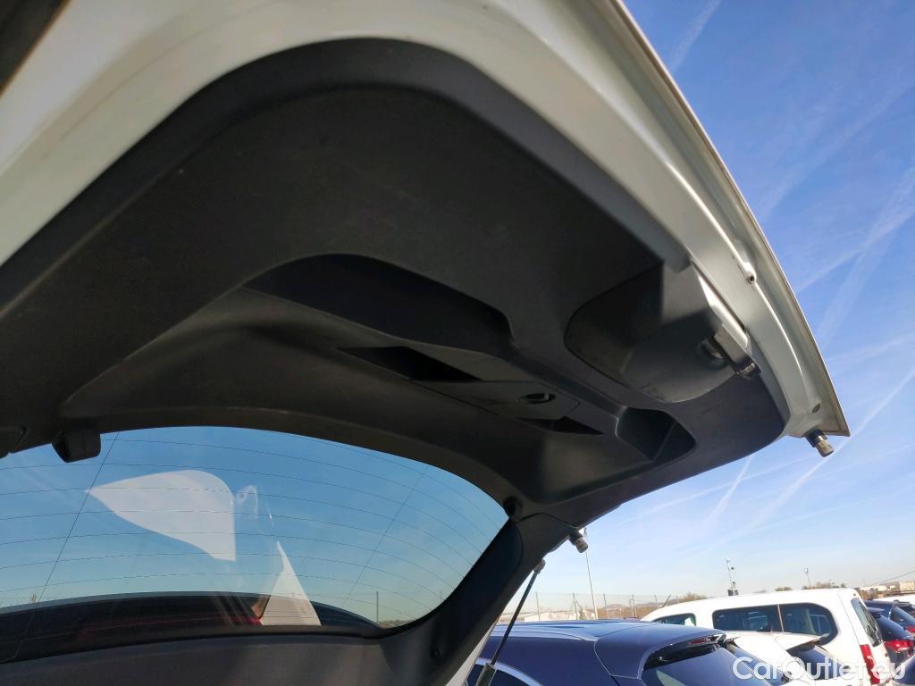  Peugeot  2008 PEUGEOT  / 2019 / 5P / todoterreno Allure Pack BlueHDI 81kW (110CV) (AC) #12