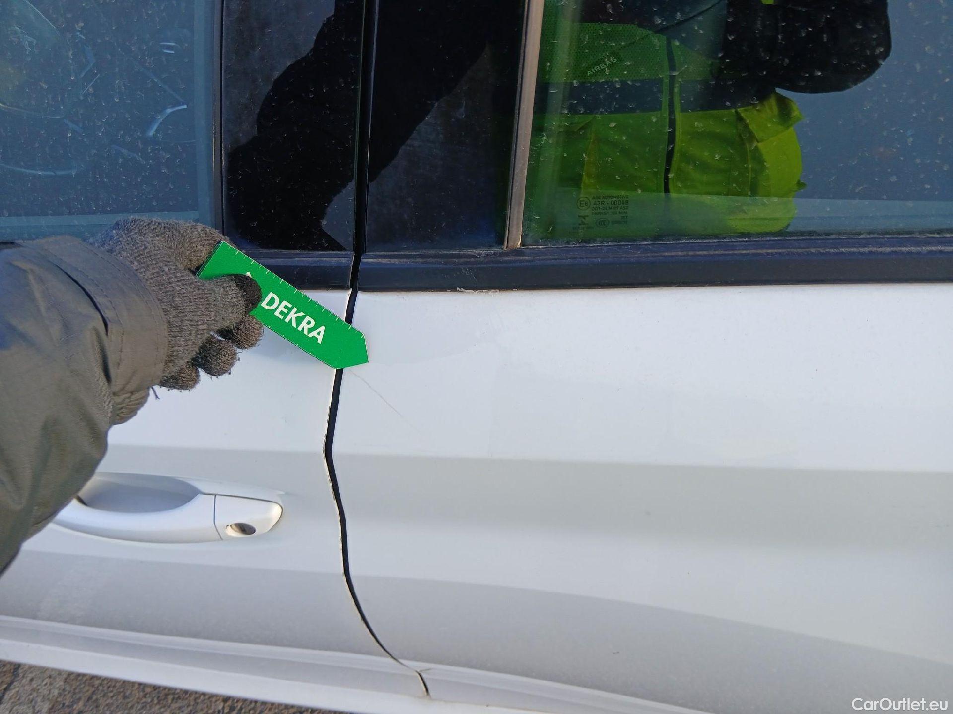  Peugeot  208 PEUGEOT  / 2019 / 5P / berlina con portón PureTech 73kW (100CV) Allure (AC) #14