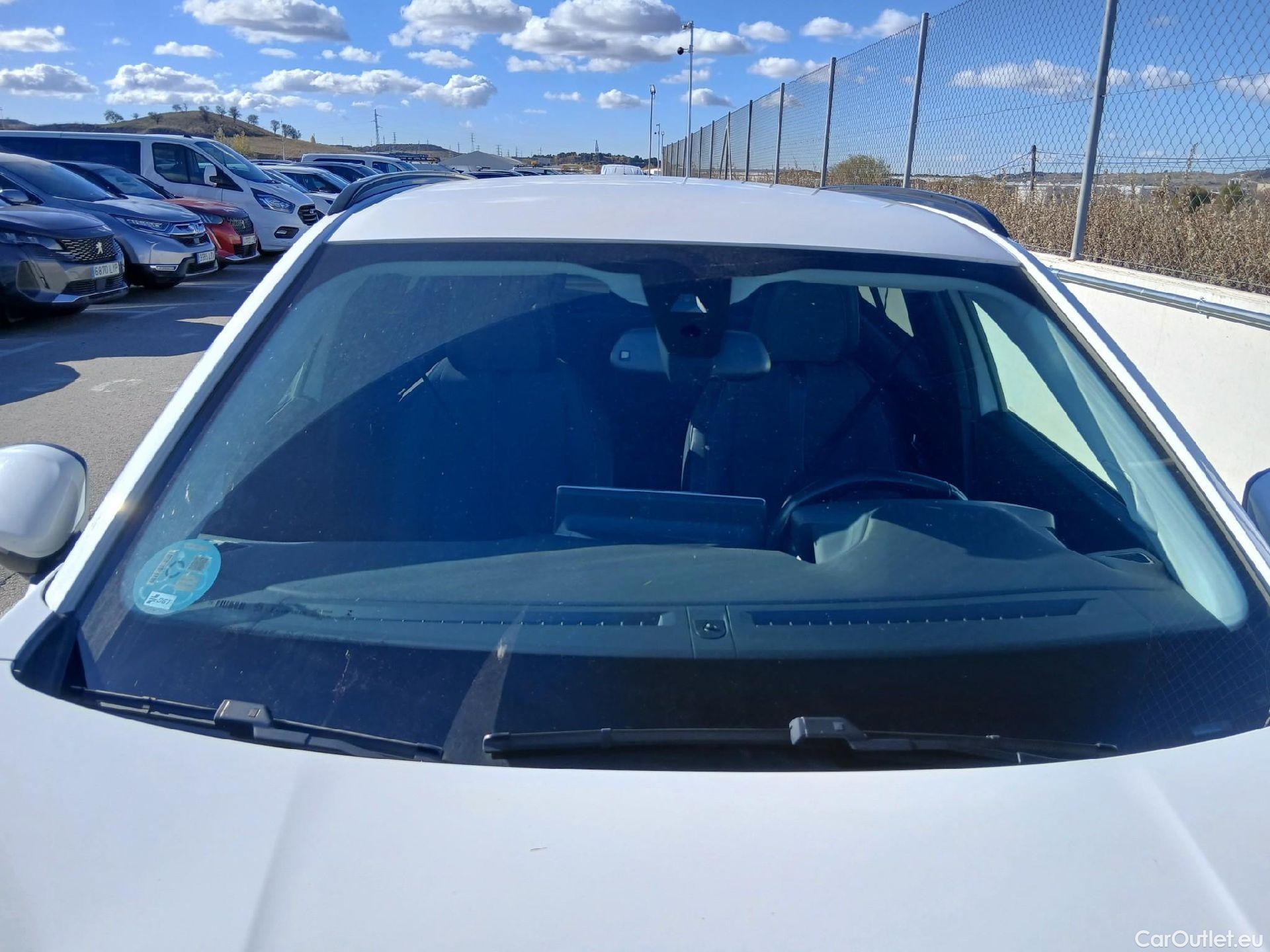  Peugeot  2008 PEUGEOT  / 2019 / 5P / todoterreno Allure Pack Puretech 130 S&S EAT8 (AC) #4