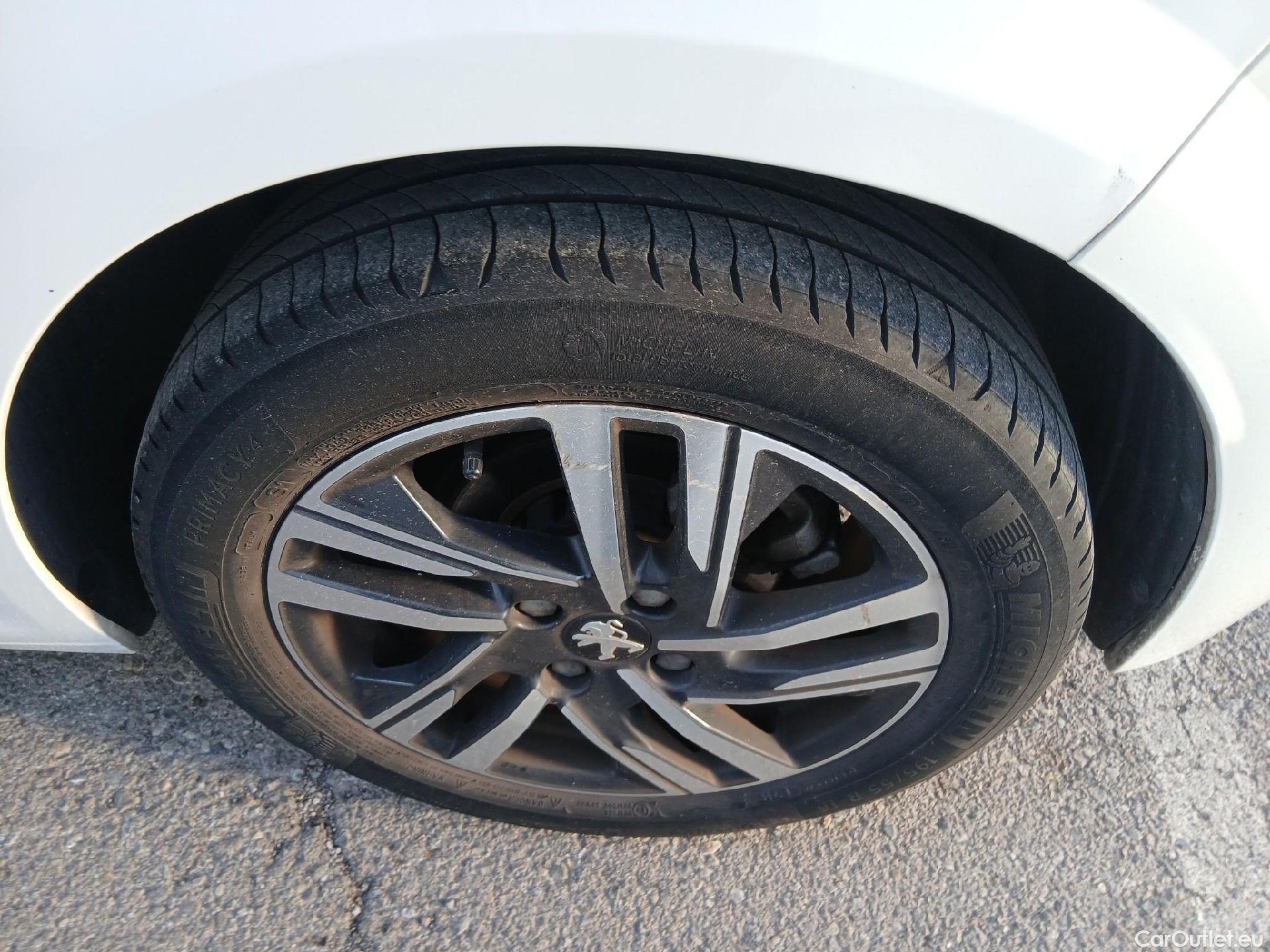  Peugeot  208 PEUGEOT  / 2019 / 5P / berlina con portón PureTech 73kW (100CV) Allure (AC) #17