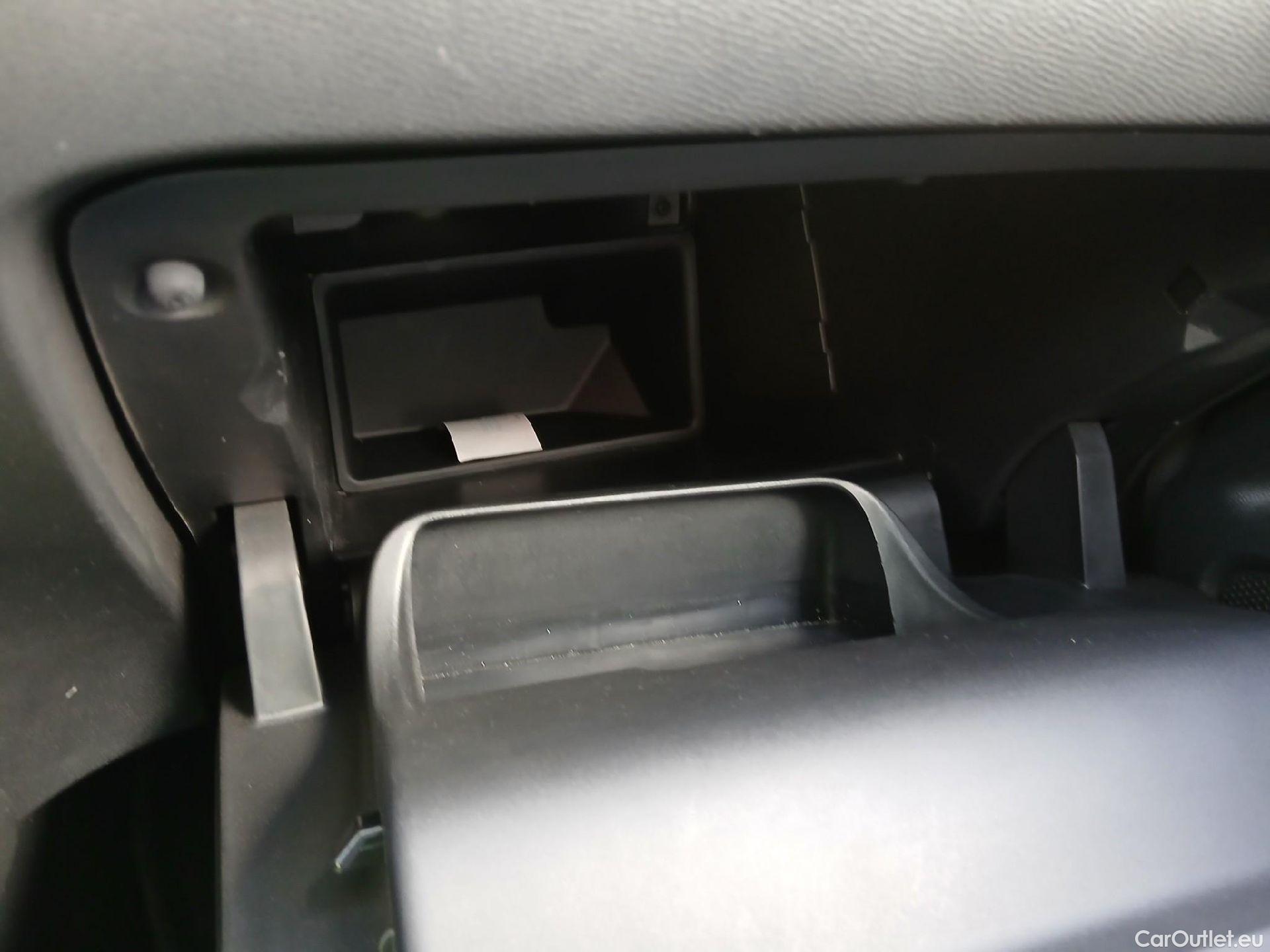  Peugeot  2008 PEUGEOT  / 2019 / 5P / todoterreno Allure Pack Puretech 130 S&S EAT8 (AC) #1