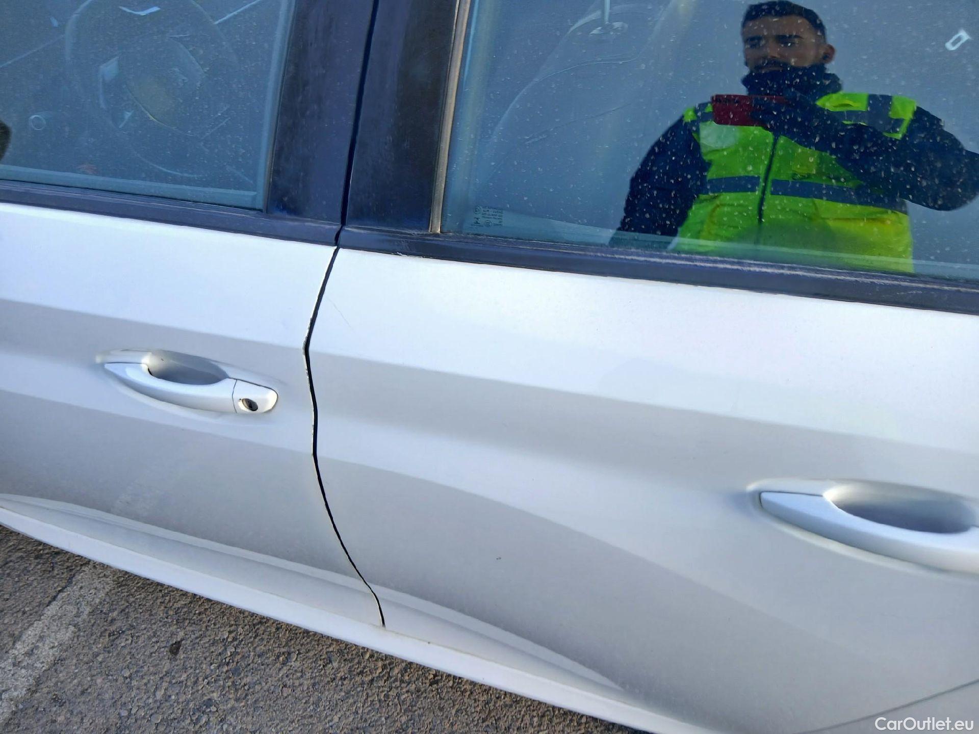  Peugeot  208 PEUGEOT  / 2019 / 5P / berlina con portón PureTech 73kW (100CV) Allure (AC) #13