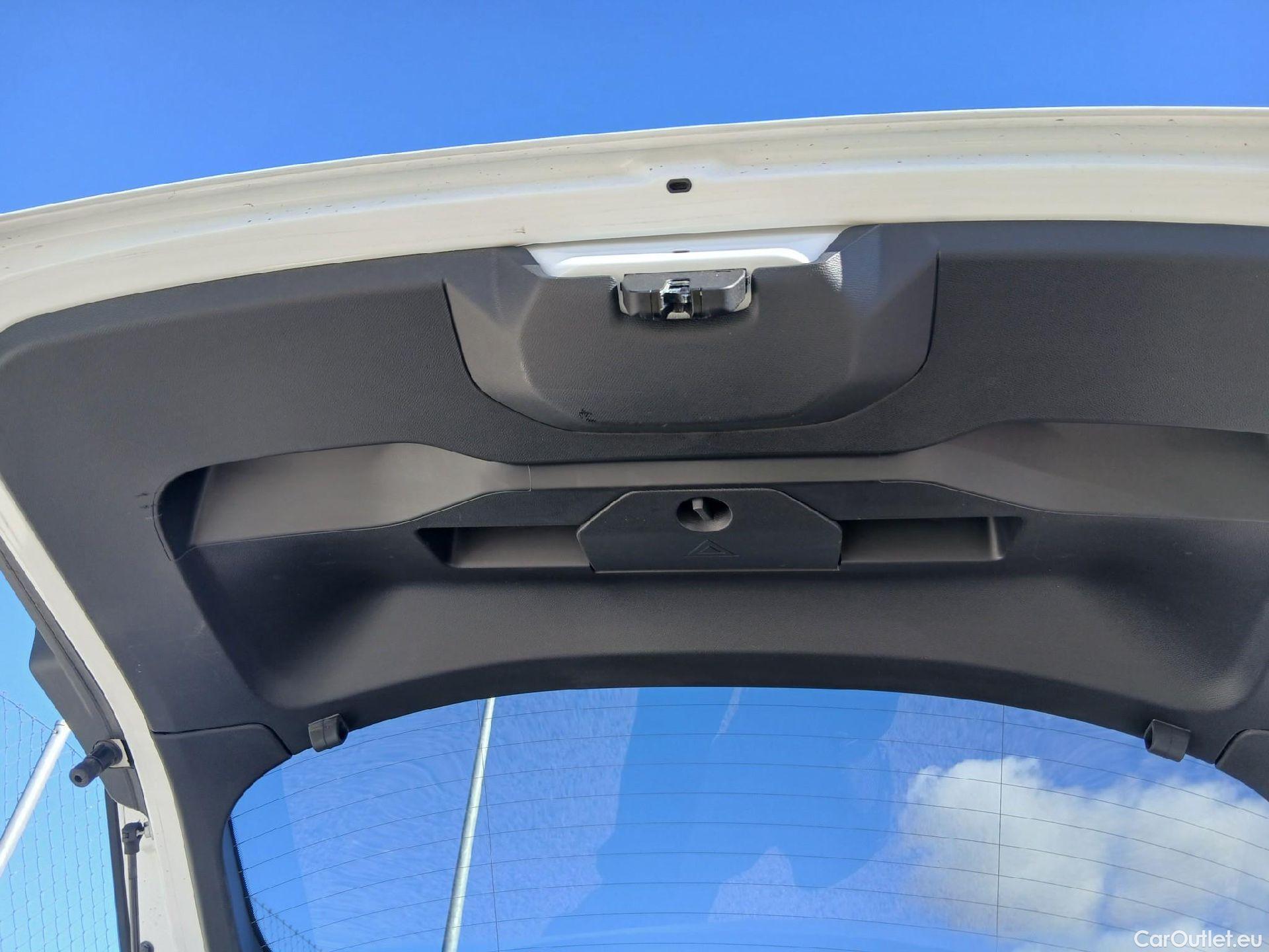  Peugeot  2008 PEUGEOT  / 2019 / 5P / todoterreno Allure Pack Puretech 130 S&S EAT8 (AC) #24