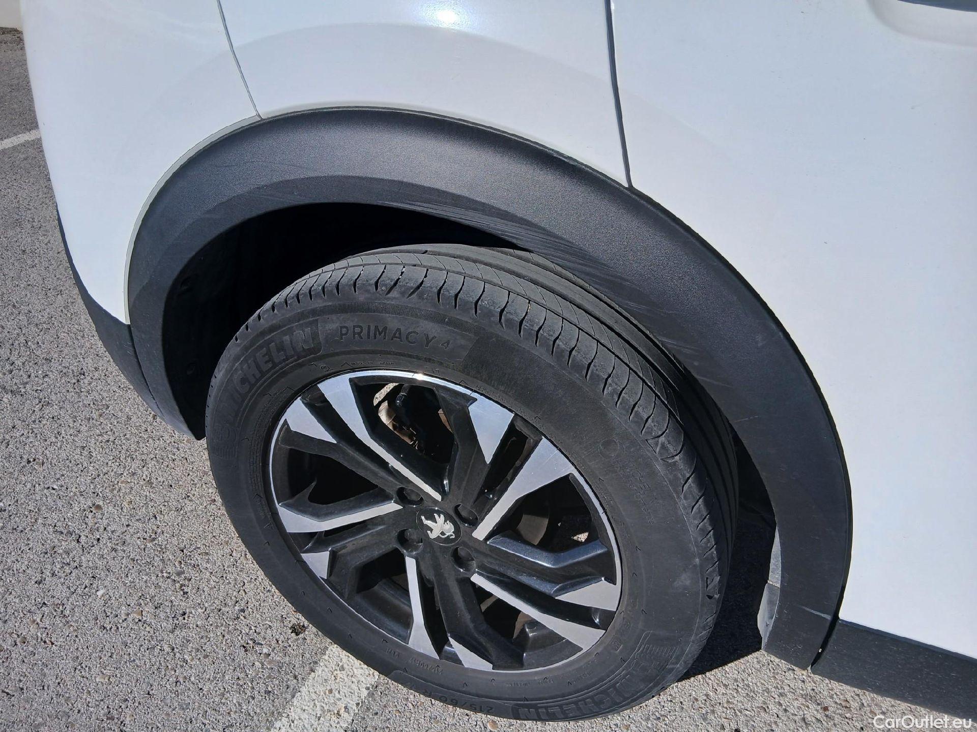  Peugeot  2008 PEUGEOT  / 2019 / 5P / todoterreno Allure Pack Puretech 130 S&S EAT8 (AC) #32