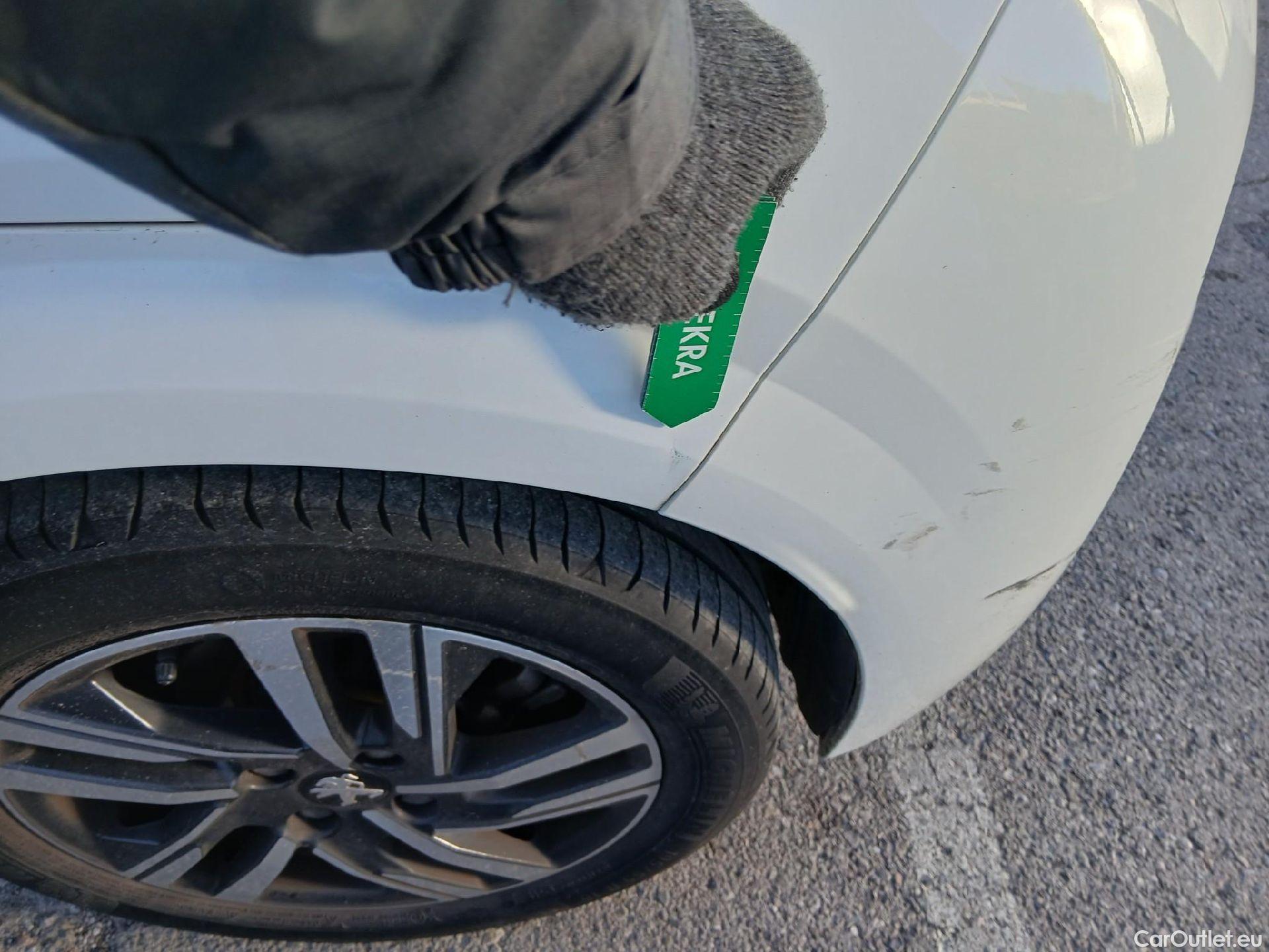  Peugeot  208 PEUGEOT  / 2019 / 5P / berlina con portón PureTech 73kW (100CV) Allure (AC) #15