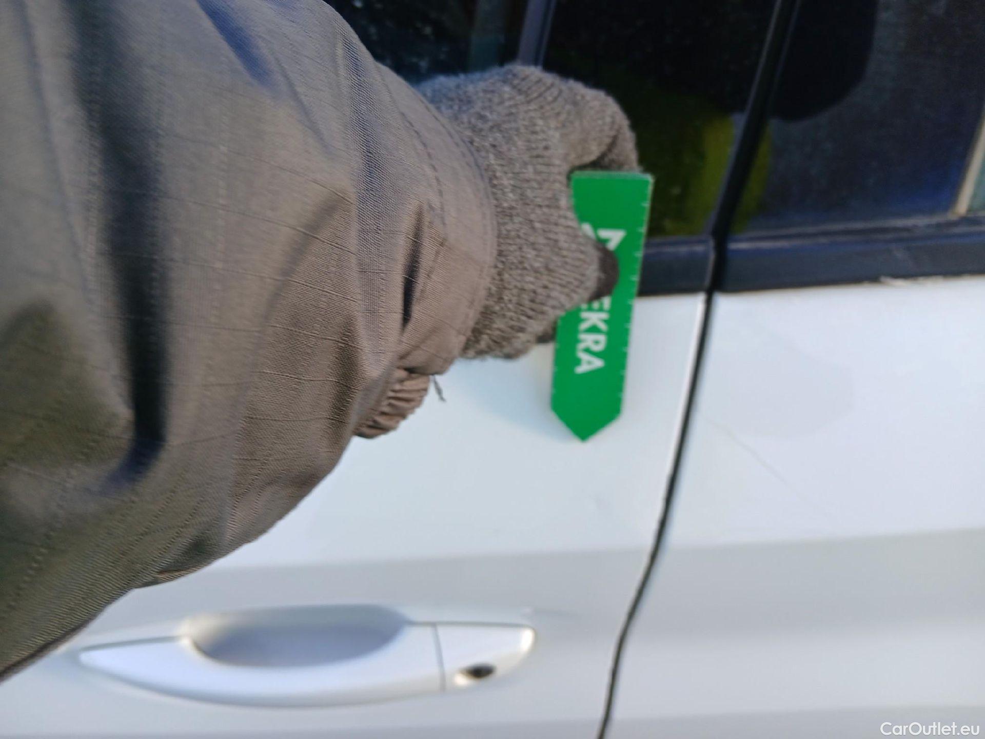  Peugeot  208 PEUGEOT  / 2019 / 5P / berlina con portón PureTech 73kW (100CV) Allure (AC) #12