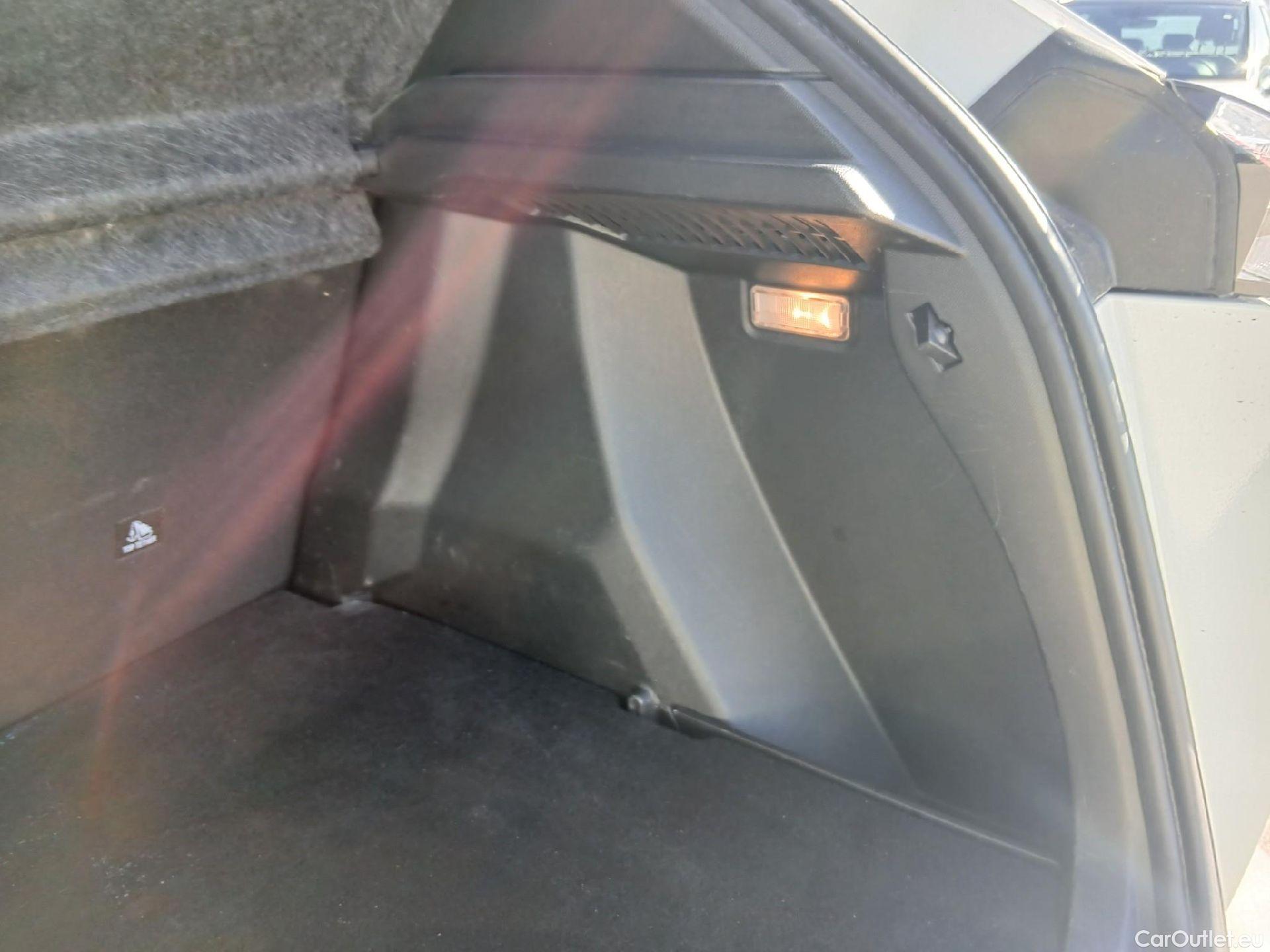  Peugeot  2008 PEUGEOT  / 2019 / 5P / todoterreno Allure Pack Puretech 130 S&S EAT8 (AC) #27