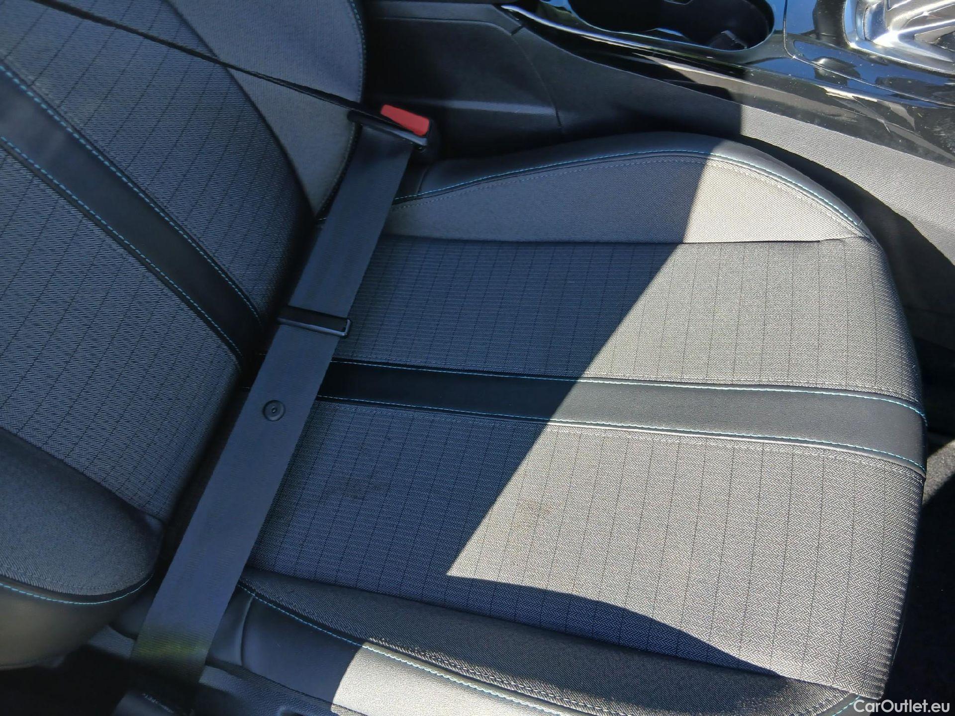  Peugeot  2008 PEUGEOT  / 2019 / 5P / todoterreno Allure Pack Puretech 130 S&S EAT8 (AC) #29