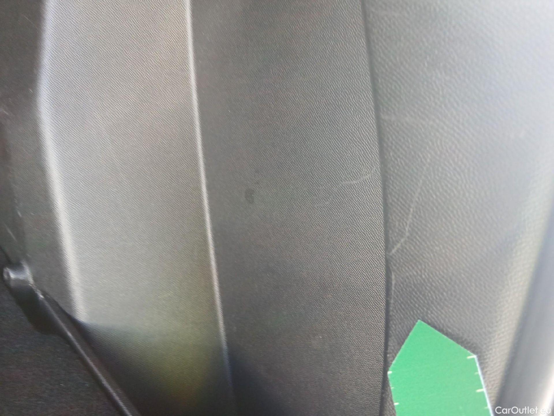  Peugeot  2008 PEUGEOT  / 2019 / 5P / todoterreno Allure Pack Puretech 130 S&S EAT8 (AC) #26