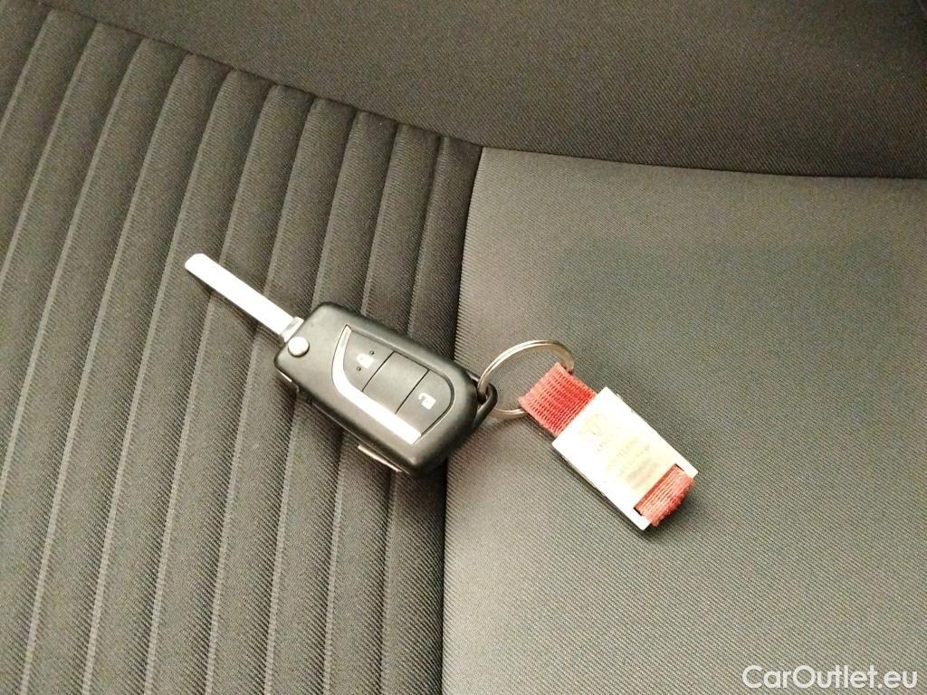  Toyota  Yaris TOYOTA  / 2017 / 5P / berlina con portón 1.5 100H Active #2