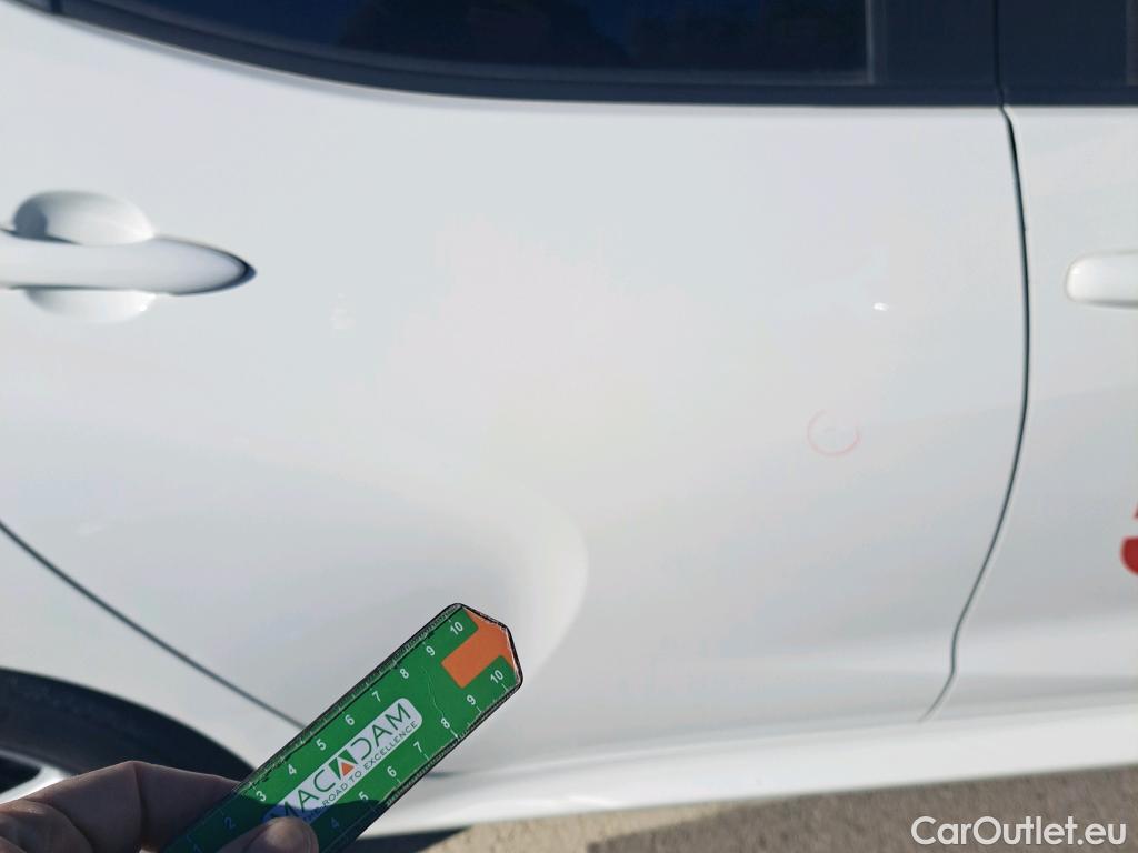  Toyota  Yaris TOYOTA  / 2020 / 5P / berlina con portón 1.5 120H Business Plus #24