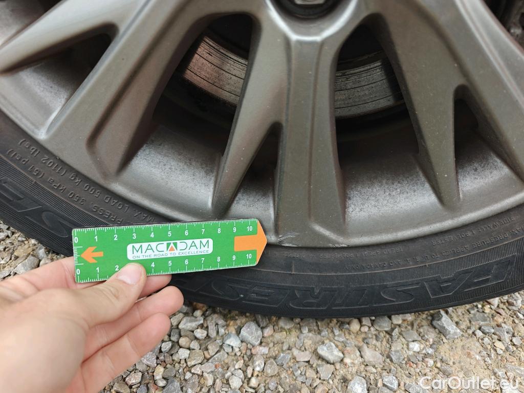  Toyota  Yaris TOYOTA  / 2017 / 5P / berlina con portón 1.5 100H Active Tech #25