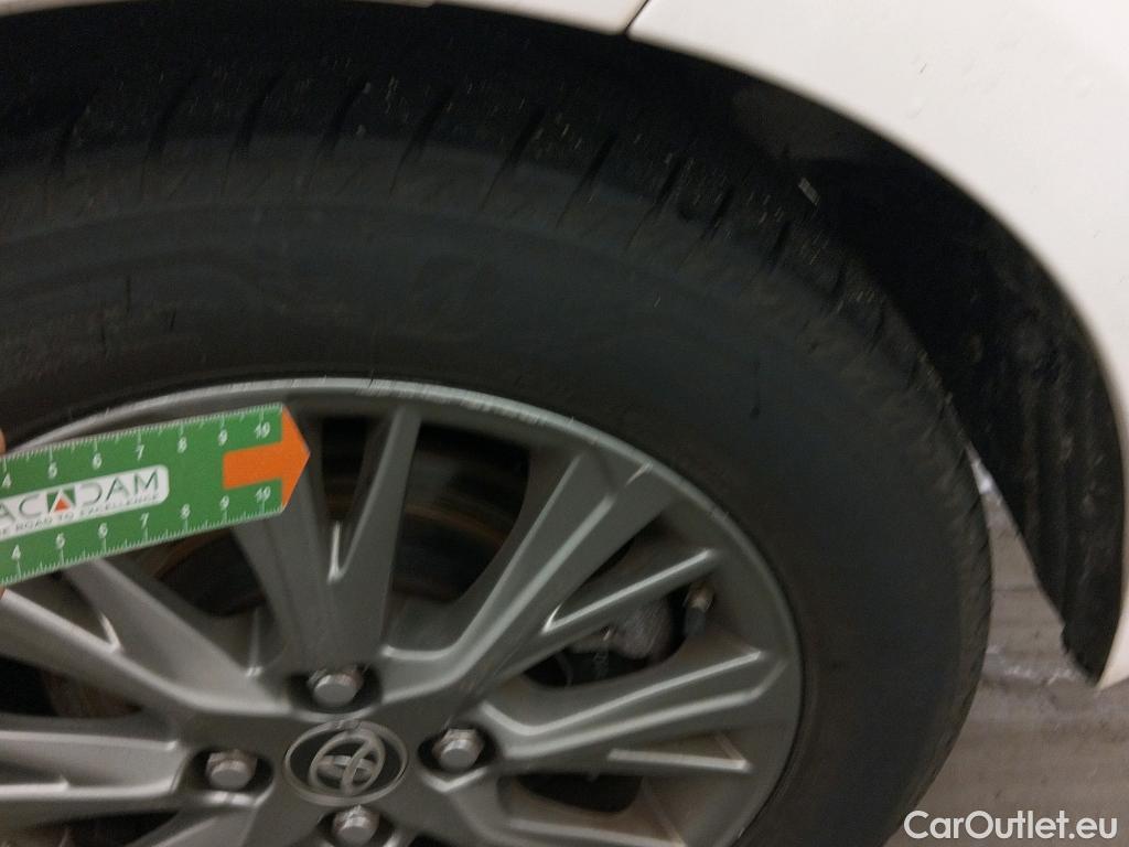  Toyota  Yaris TOYOTA  / 2017 / 5P / berlina con portón 1.5 100H Active #4