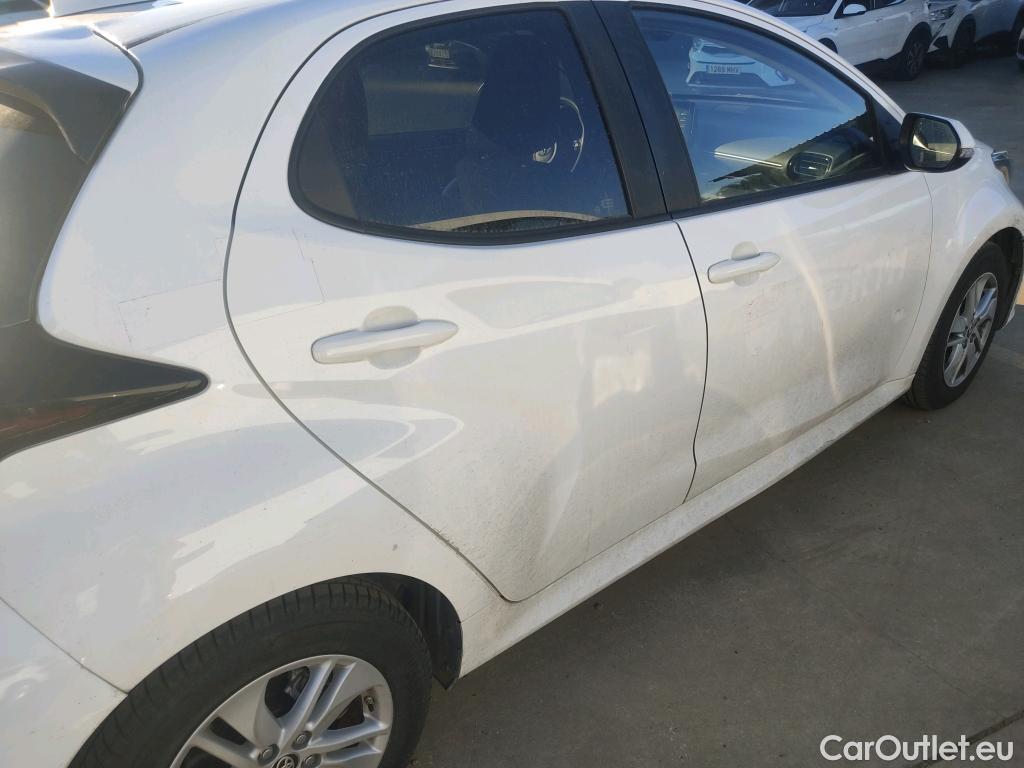  Toyota  Yaris TOYOTA  / 2020 / 5P / berlina con portón 1.5 120H Business Plus #4