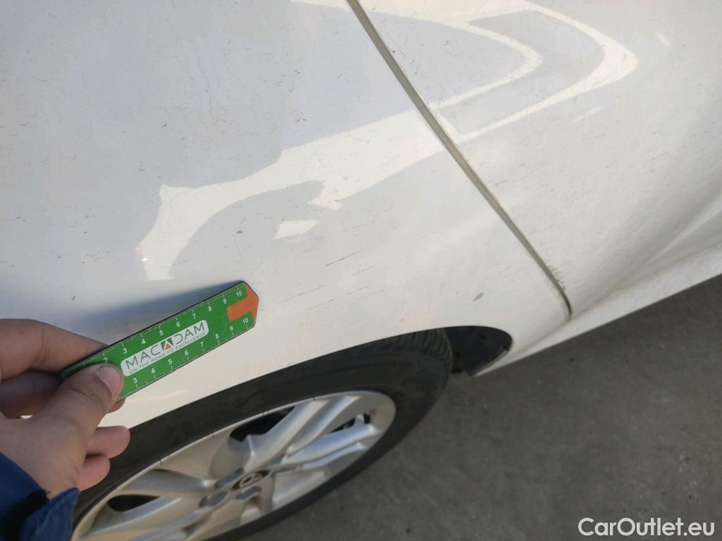  Toyota  Yaris TOYOTA  / 2020 / 5P / berlina con portón 1.5 120H Business Plus #25