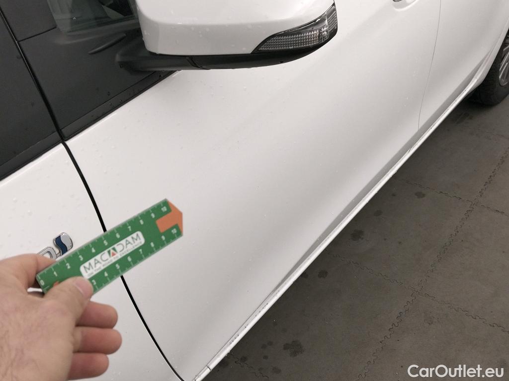  Toyota  Yaris TOYOTA  / 2017 / 5P / berlina con portón 1.5 100H Active #5