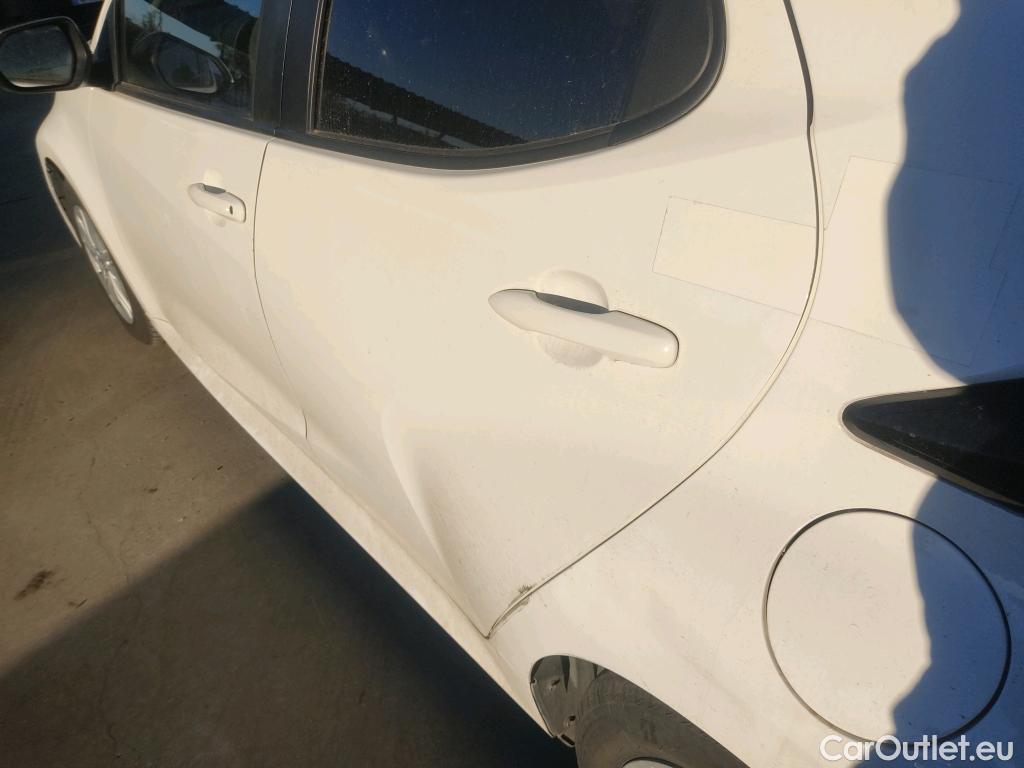  Toyota  Yaris TOYOTA  / 2020 / 5P / berlina con portón 1.5 120H Business Plus #12