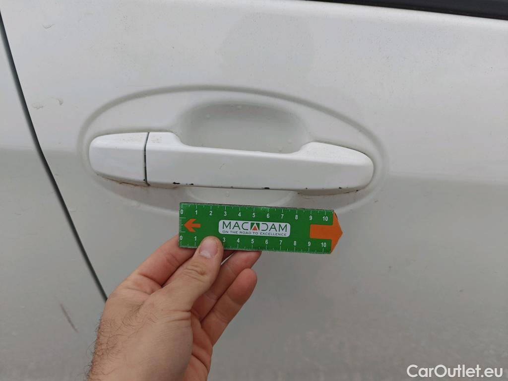  Toyota  Yaris TOYOTA  / 2017 / 5P / berlina con portón 1.5 100H Active Tech #13