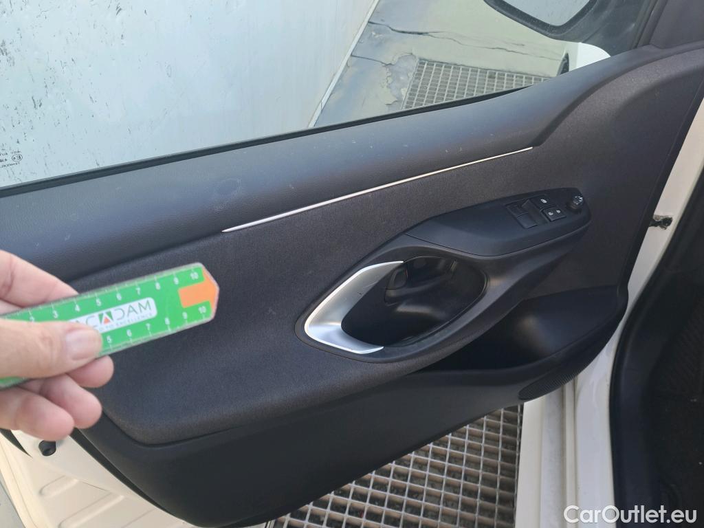  Toyota  Yaris TOYOTA  / 2020 / 5P / berlina con portón 1.5 120H Business Plus #9