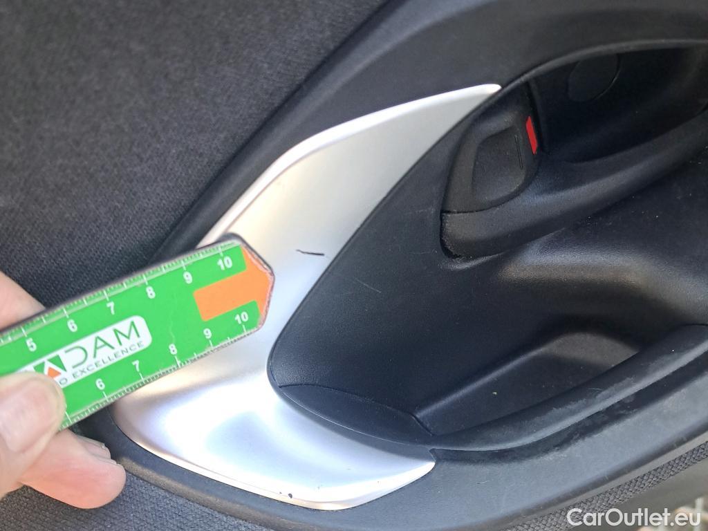  Toyota  Yaris TOYOTA  / 2020 / 5P / berlina con portón 1.5 120H Business Plus #10