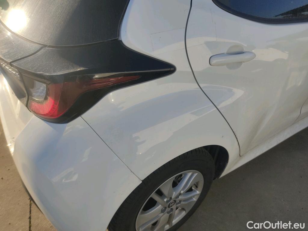  Toyota  Yaris TOYOTA  / 2020 / 5P / berlina con portón 1.5 120H Business Plus #24