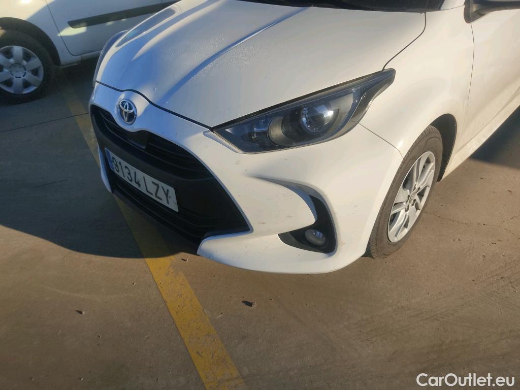  Toyota  Yaris TOYOTA  / 2020 / 5P / berlina con portón 1.5 120H Business Plus #18