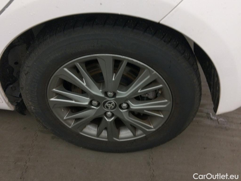  Toyota  Yaris TOYOTA  / 2017 / 5P / berlina con portón 1.5 100H Active #3