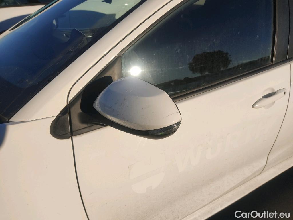  Toyota  Yaris TOYOTA  / 2020 / 5P / berlina con portón 1.5 120H Business Plus #16