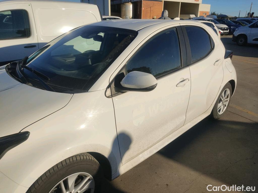  Toyota  Yaris TOYOTA  / 2020 / 5P / berlina con portón 1.5 120H Business Plus #5