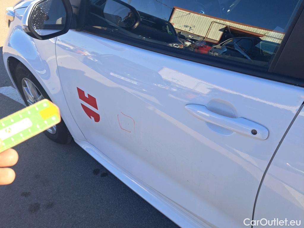  Toyota  Yaris TOYOTA  / 2020 / 5P / berlina con portón 1.5 120H Business Plus #4