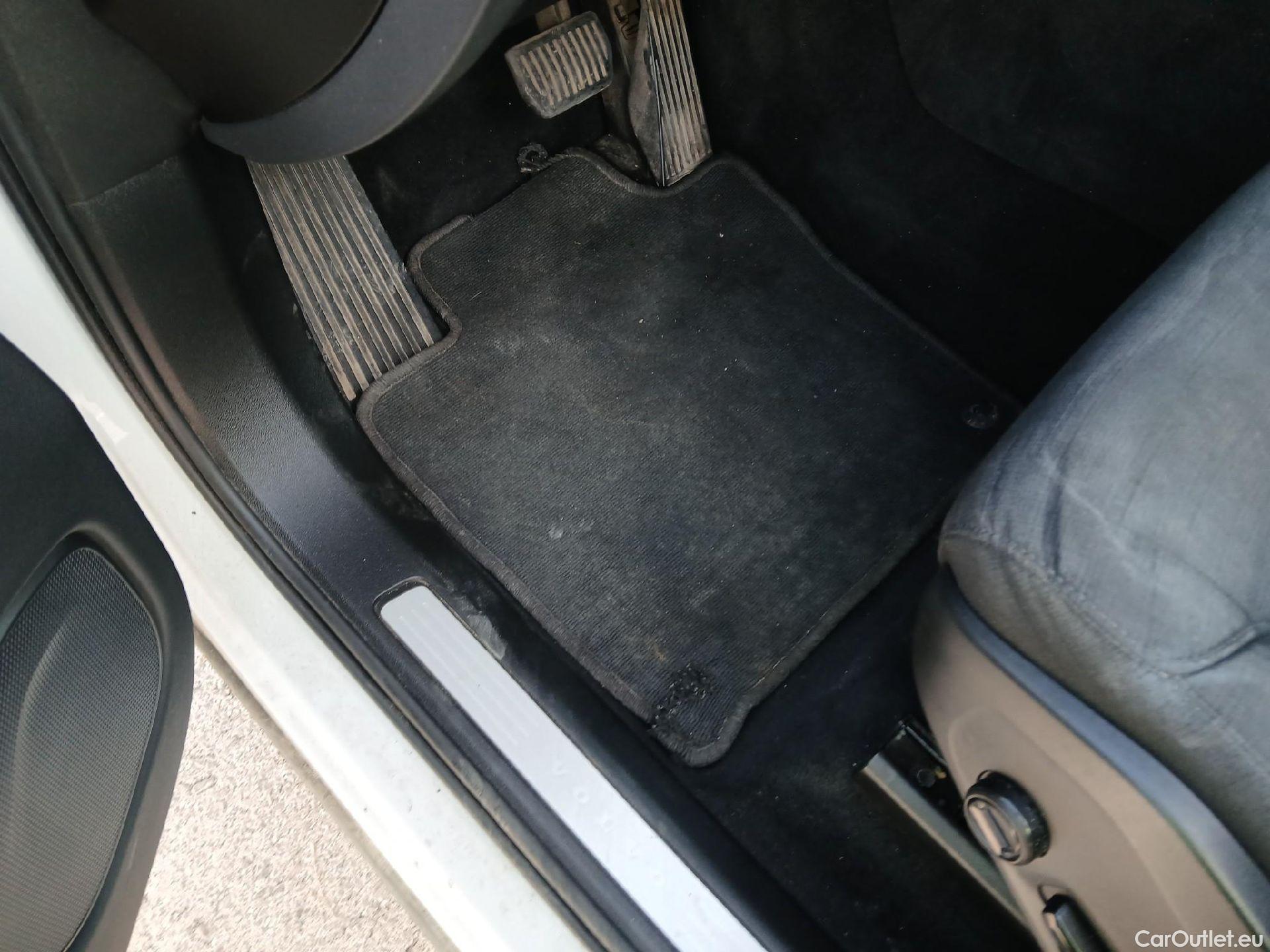  Volvo  XC60 VOLVO  / 2017 / 5P / todoterreno 2.0 B4 D Momentum Pro Auto #4