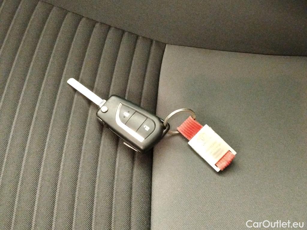  Toyota  Yaris TOYOTA  / 2017 / 5P / berlina con portón 1.5 100H Active #1