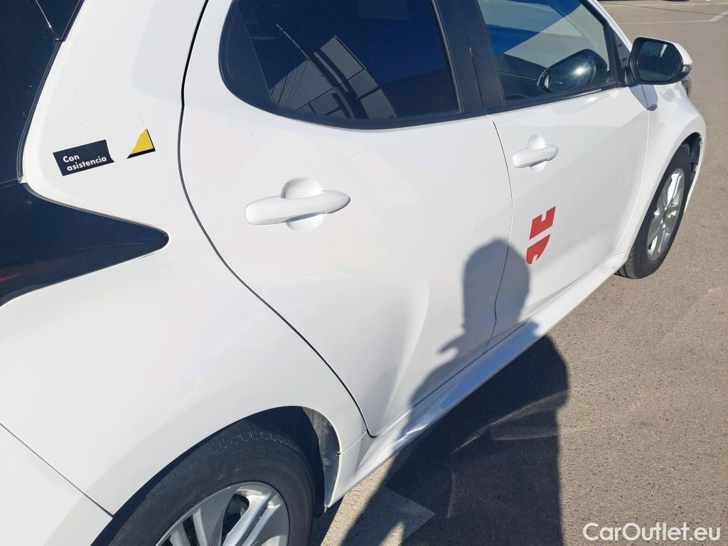  Toyota  Yaris TOYOTA  / 2020 / 5P / berlina con portón 1.5 120H Business Plus #7