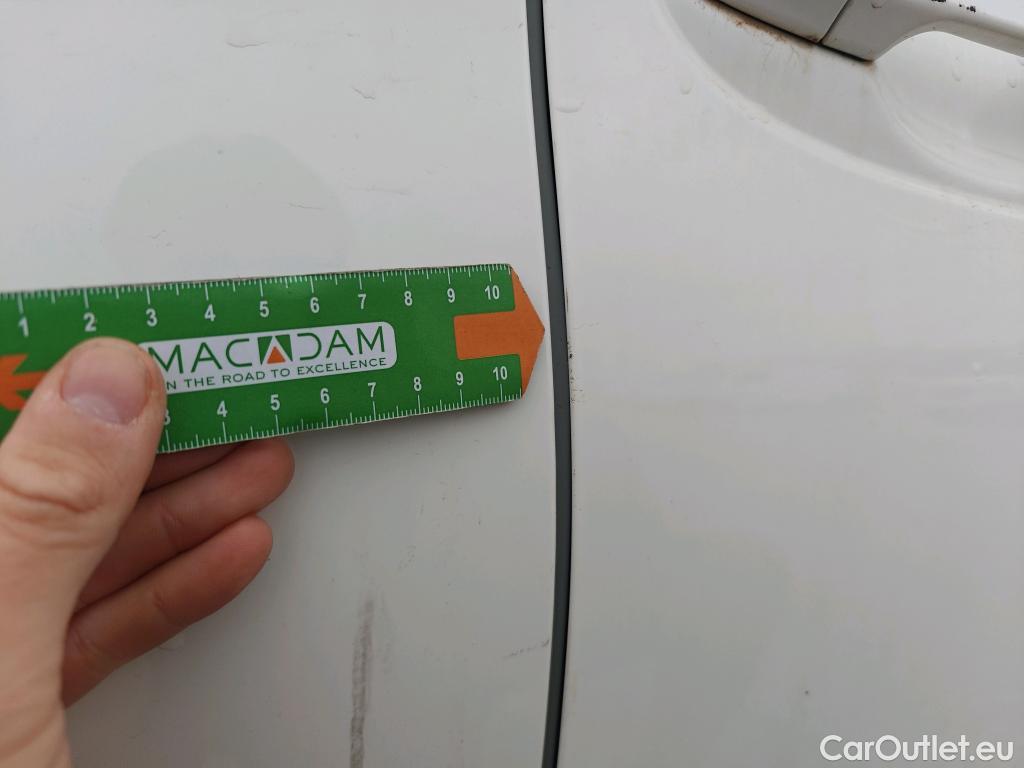  Toyota  Yaris TOYOTA  / 2017 / 5P / berlina con portón 1.5 100H Active Tech #31