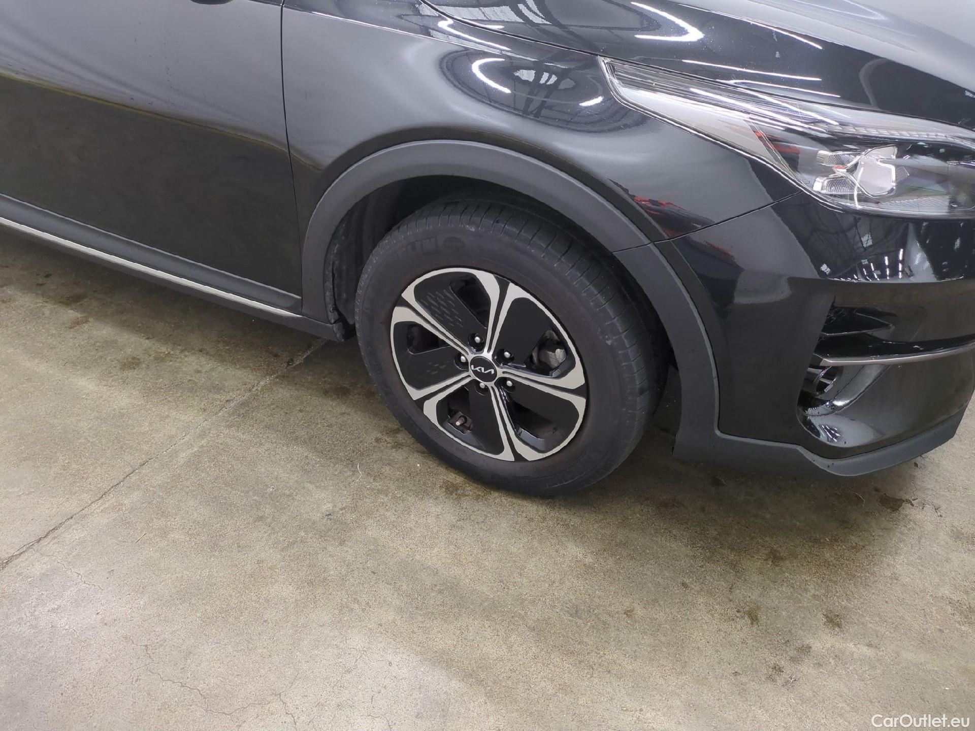  KIA  XCeed KIA  / 2019 / 5P / Crossover 1.6 GDI ISG ISG PHEV ACTIVE BUS DCT6 #5