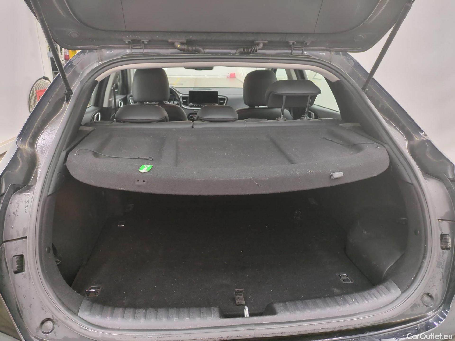  KIA  XCeed KIA  / 2019 / 5P / Crossover 1.6 GDI ISG ISG PHEV ACTIVE BUS DCT6 #13