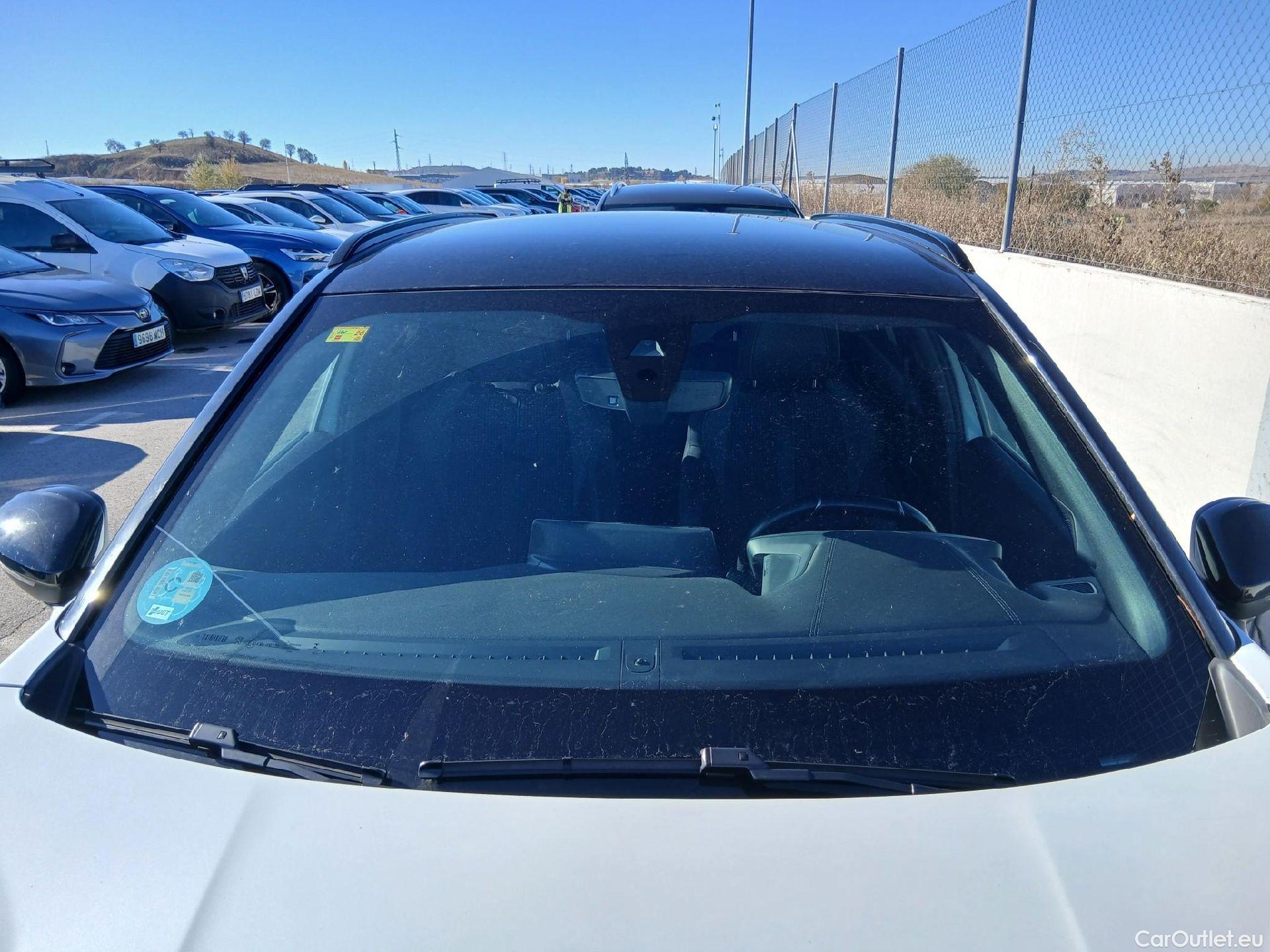  Peugeot  2008 PEUGEOT  / 2019 / 5P / todoterreno GT Line Puretech 130 S&S EAT8 #2