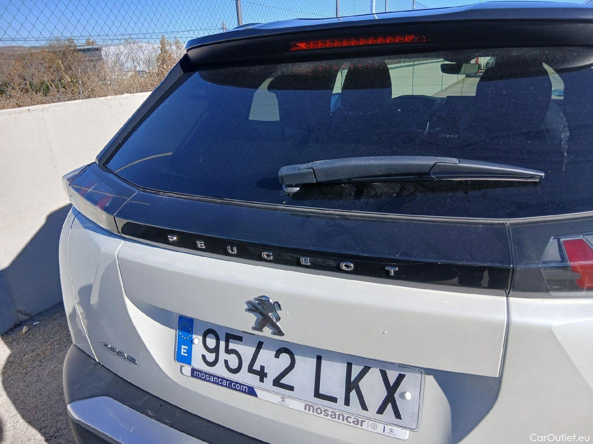  Peugeot  2008 PEUGEOT  / 2019 / 5P / todoterreno GT Line Puretech 130 S&S EAT8 #26